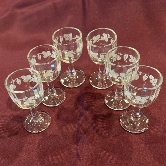 unmarked Other - Vintage Leaf-Patterned Cordial Glasses (Set of 6)